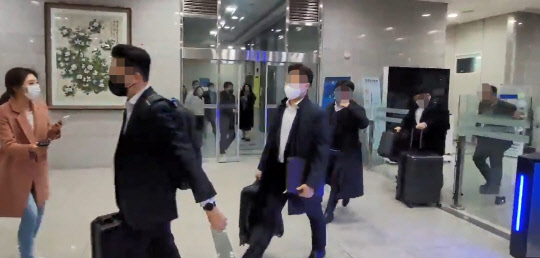 국군방첩사령부 부대원들이 23일 오후 국방부 대변인실 PC 압수수색을 마치고 청사를 떠나고 있다. 국군방첩사령부는 이날 역술인 '천공'이 육군참모총장 공관을 방문했다는 의혹을 제기한 부승찬 전 국방부 대변인의 자택과 국방부 재직 중 사용한 PC 등에 대해 압수수색을 진행했다.  연합뉴스